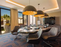 (English) Boardroom 12